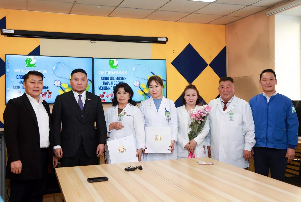 Шилдэг эмч нарын төлөөллийг “Хүндэт тэмдэг”-ээр шагнажээ