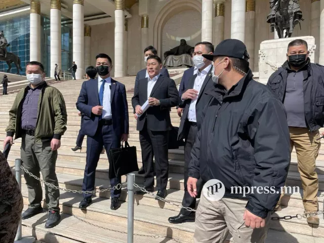 ШУУД: Ерөнхий сайд жагсагчидтай уулзахаар талбай дээр гарч ирлээ