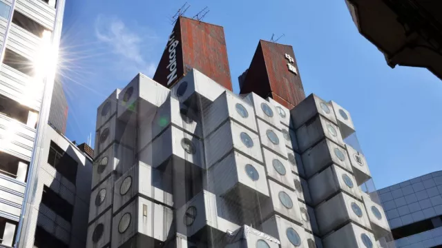 Японы алдарт Капсул барилгыг маргаашнаас нурааж эхэлнэ