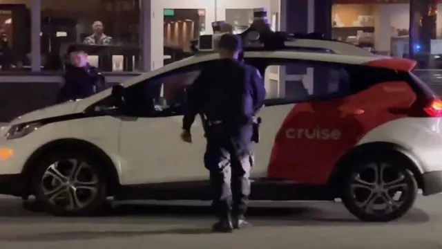 Сан Франциско хотын цагдаа нар жолоочгүй такси зогсоожээ