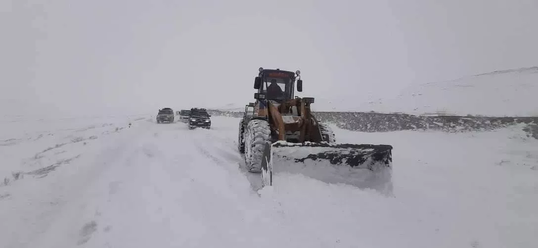 Арвайхээр-Баянхонгор чиглэлийн зам давааны цас цэвэрлэгээ хийгдэж байна  ​