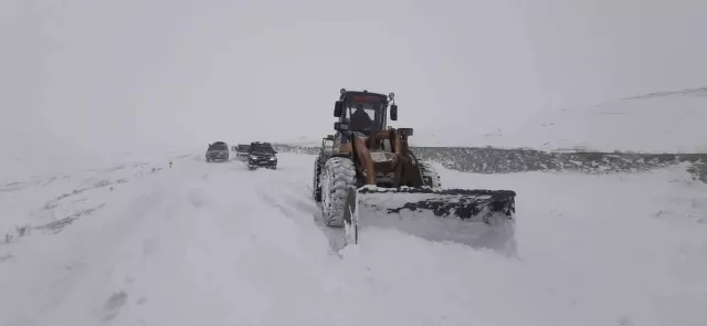 Арвайхээр-Баянхонгор чиглэлийн зам давааны цас цэвэрлэгээ хийгдэж байна  ​