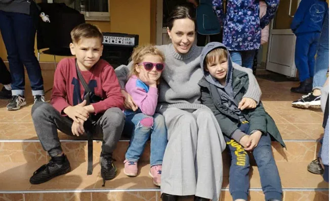 Анжелина Жоли Украинд ажиллаж хүүхдүүд, сайн дурынхантай уулзав