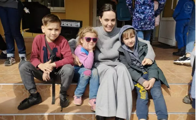 Анжелина Жоли Украинд ажиллаж хүүхдүүд, сайн дурынхантай уулзав