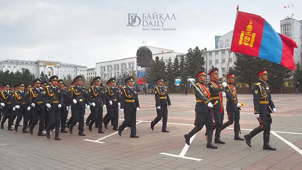 ФОТО: Улаан-Үд хотод болсон Ялалтын баярын жагсаал