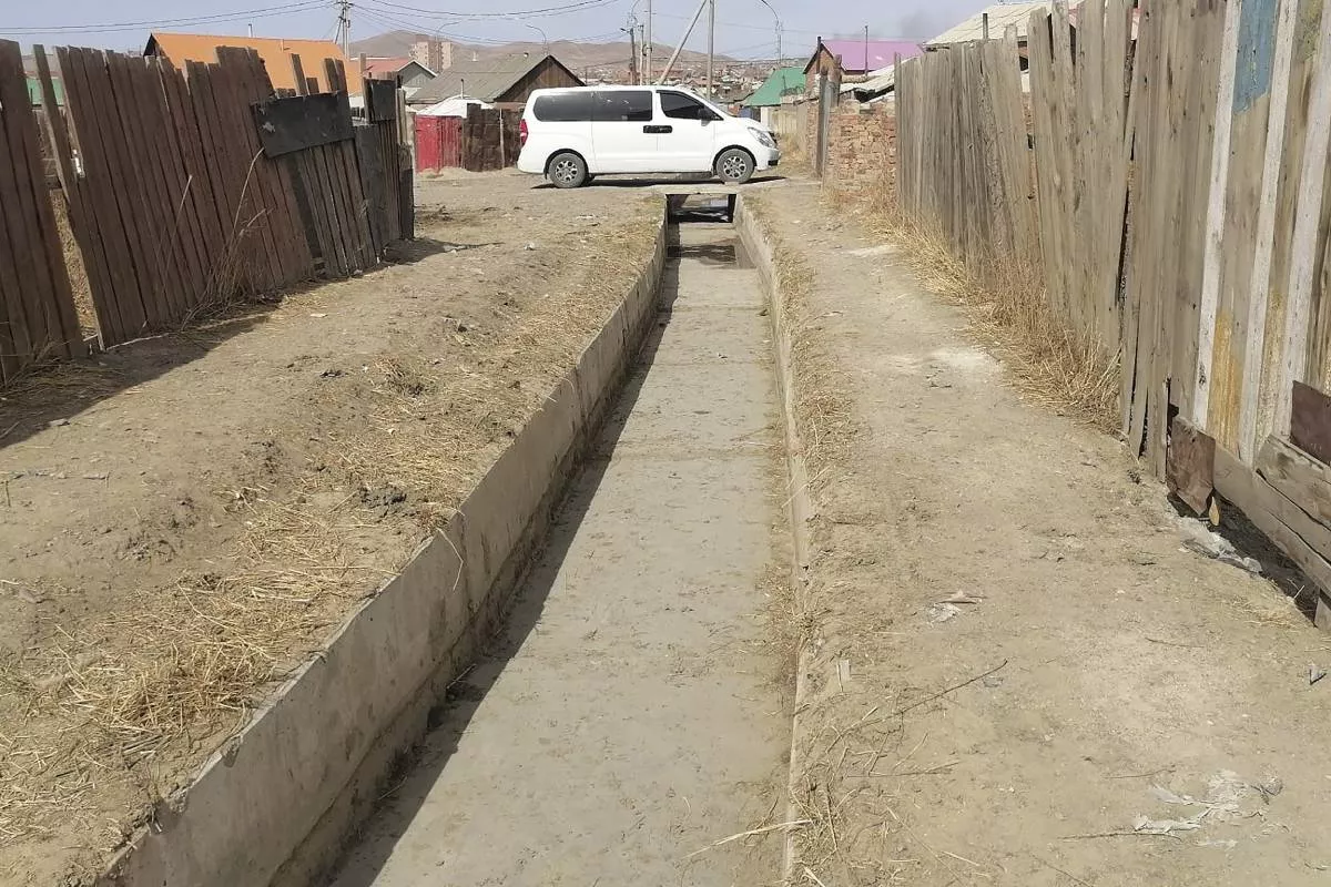 Үерийн хамгаалалтын барилга, байгууламжийг цэвэрлэж байна