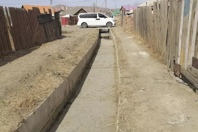 Үерийн хамгаалалтын барилга, байгууламжийг цэвэрлэж байна