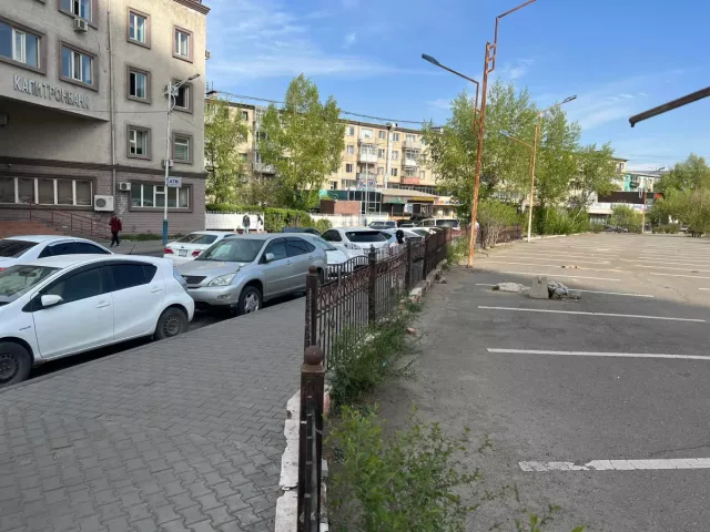 Рояал плаза, Үндэсний хөрөнгө оруулалтын банкны хашааг буулгаж, газрыг чөлөөлжээ