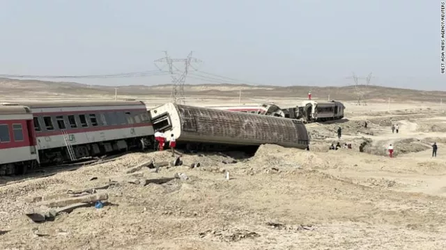 Иранд галт тэрэг замаасаа гарч, 17 хүн амиа алджээ