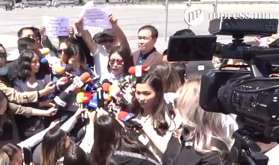 ШУУД: Сэтгүүлчид тайван жагсаж байна