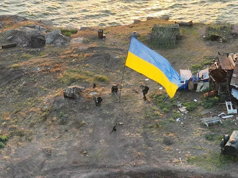Могой арал дээр Украины далбаа мандлаа