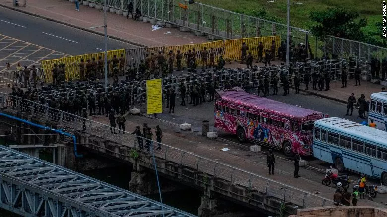 Шри-Ланкийн цагдаа нар жагсаалыг хүч хэрэглэн тараалаа